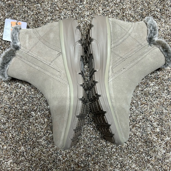 Skechers Relaxed Fit Booties - Picture 3 of 15